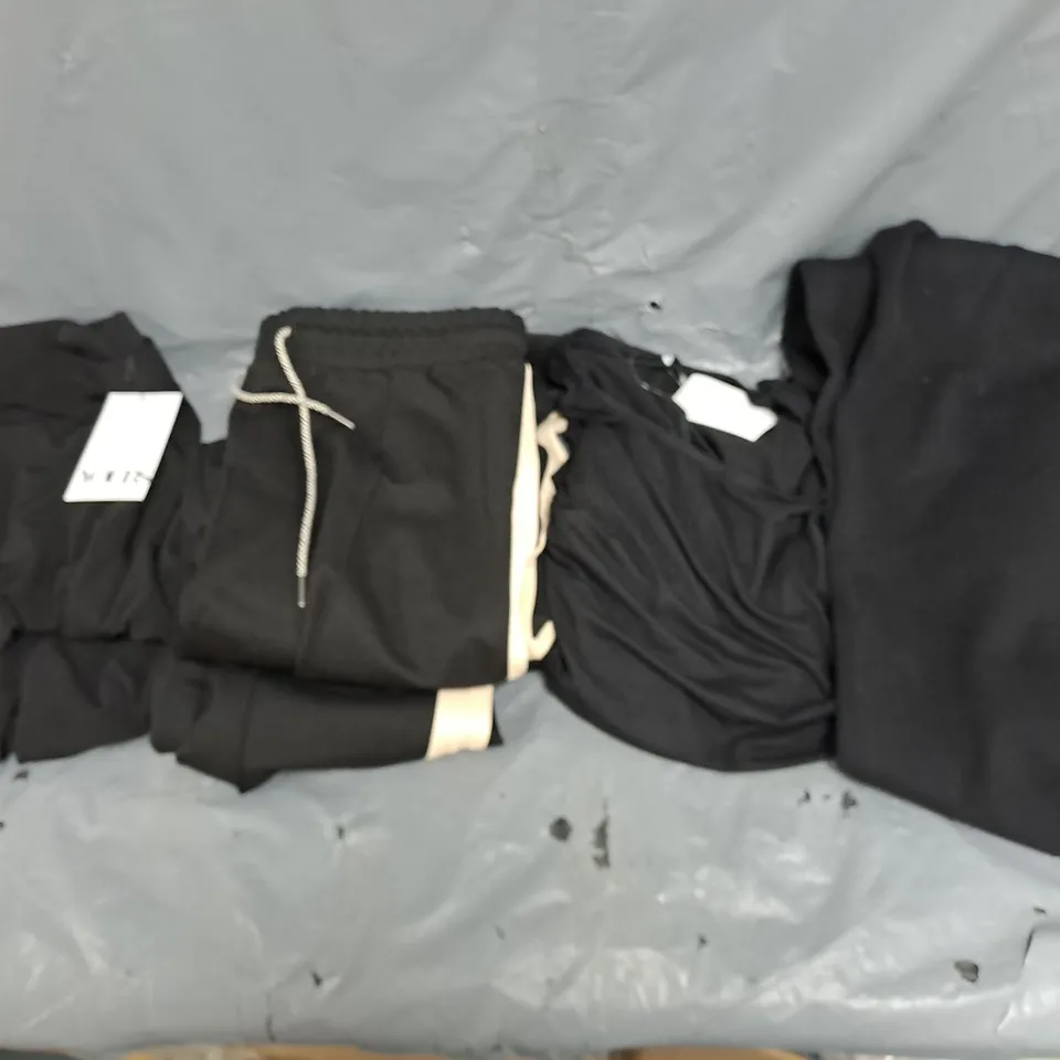 APPROXIMATELY 20 ASSORTED CLOTHING ITEMS IN VARIOUS BRANDS,SIZES, AND STYLES TO INCLUDE VERY AND YOURS ETC.