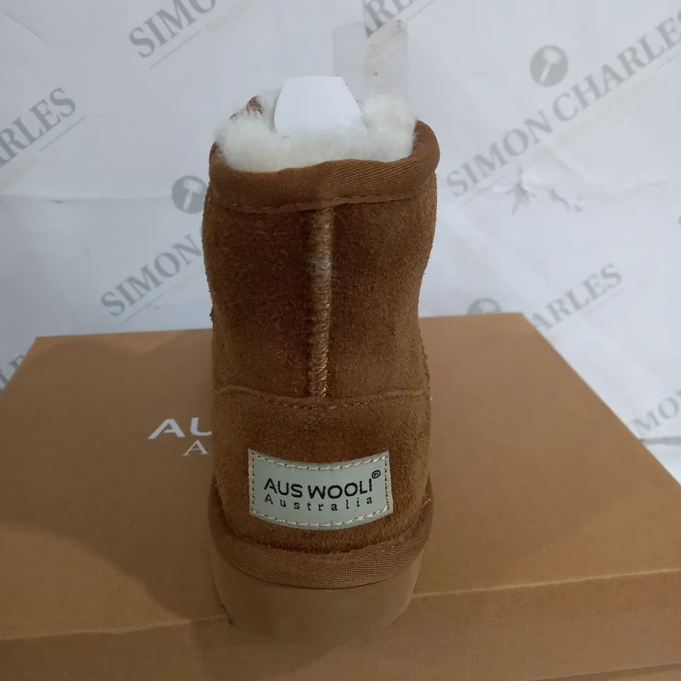 BOXED PAIR OF AUS WOOLI AUSTRALIA CHESTNUT SHOES SIZE 5