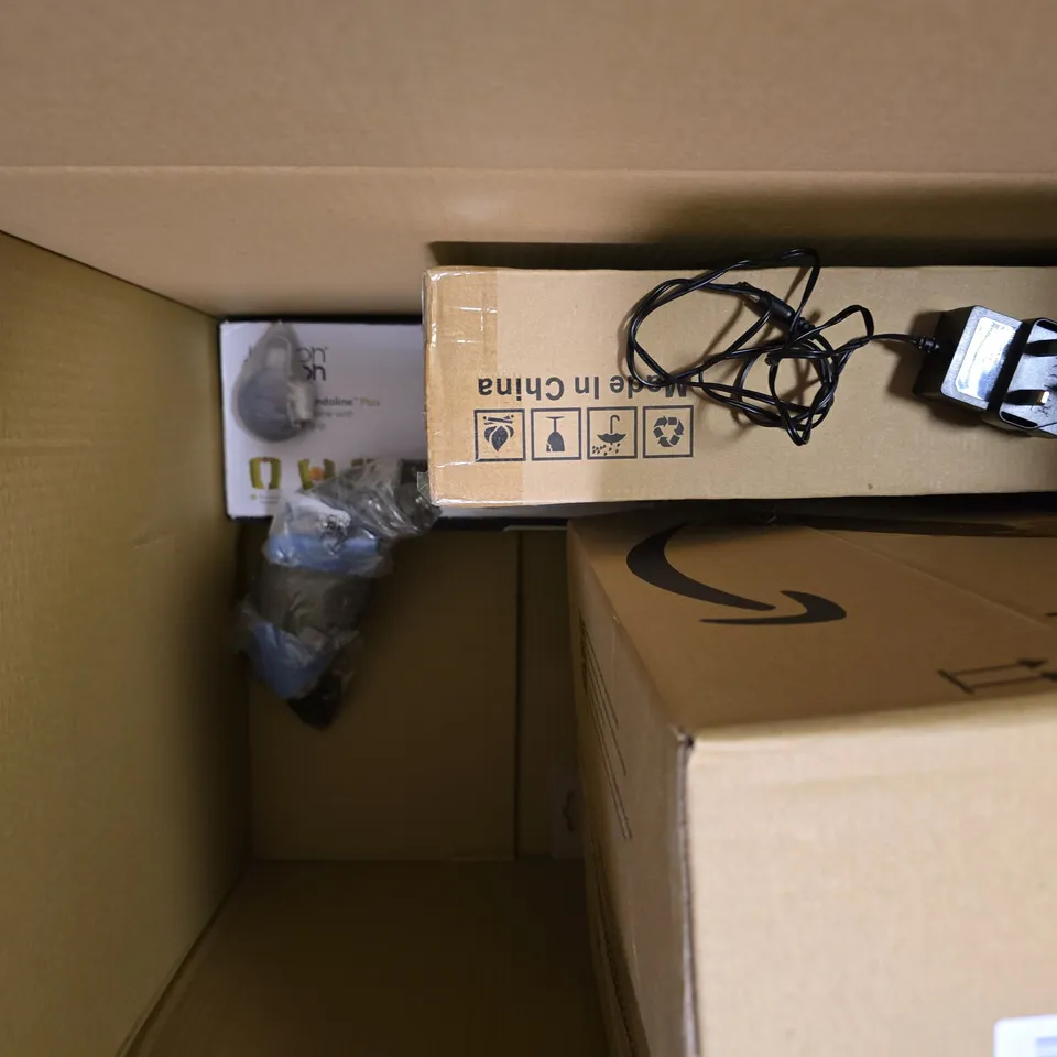 BOX OF APPROXIMATELY 5 ASSORTED BROKEN ITEMS TO INCLUDE - NAVIGATOR OFFICE PAPER , OXO SALAD SPINNER ETC