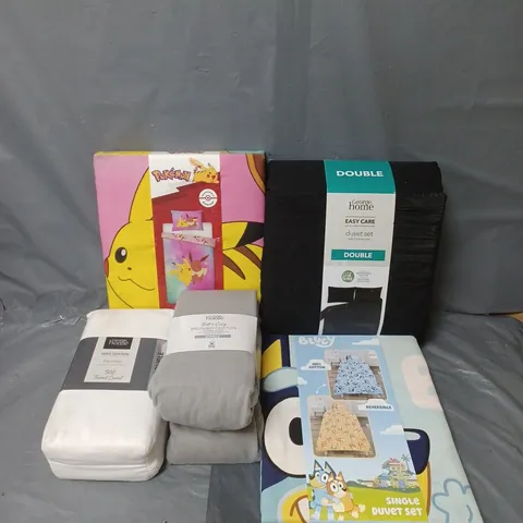 APPROXIMATELY 25 ASSORTED BEDDING ITEMS TO INCLUDE BLUEY SINGLE DUVET SET, BRUSHED COTTON FITTED SHEET SINGLE, POKEMON SINGLE DUVET SET, ETC - COLLECTION ONLY