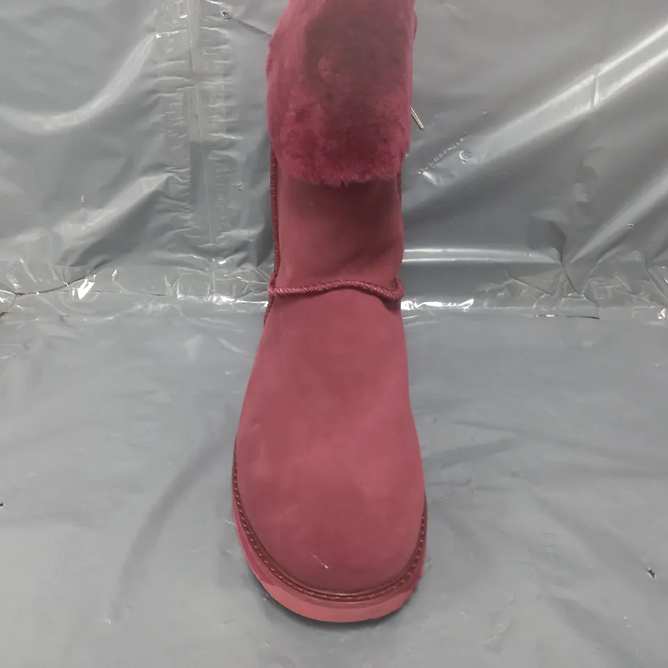 BOXED PAIR OF EMU AUSTRALIA BOOTS IN MERLOT SIZE 9