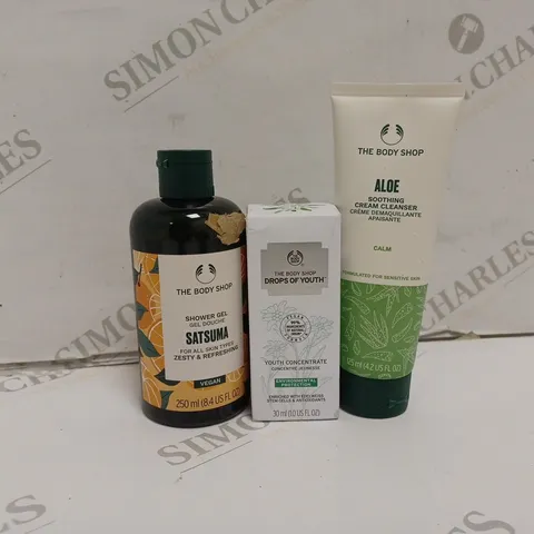 APPROXIMATELY 10 ASSORTED THE BODY SHOP HEALTH AND BEAUTY PRODUCTS TO INCLUDE SATSUMA SHOWER GEL, DROPS OF YOUTH, SEAWEED OIL-CONTROL EXFOLIATOR 