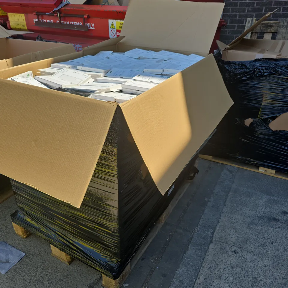 PALLET CONTAINING A LARGE QUANTITY OF ASSORTED TABLET & PHONE CASES