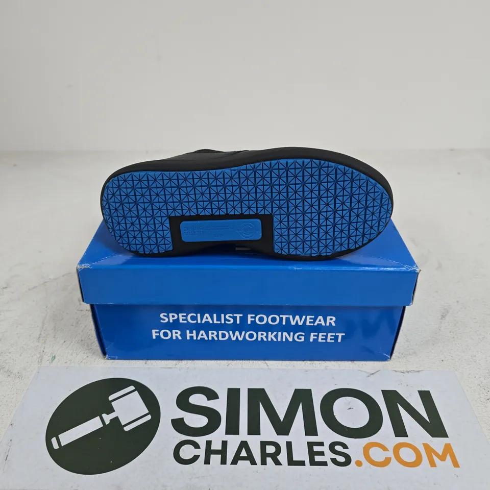 BOXED PAIR OF WEARERTECH VITALISE SHOES IN BLACK - UK 3