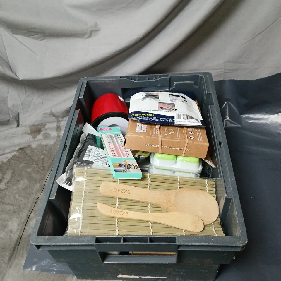 APPROXIMATELY 20 ASSORTED HOUSEHOLD ITEMS TO INCLUDE DISHWASHER TABLETS, THERMOMETER, ICE CUBE TRAYS, SUSHI ROLLING KIT ETC