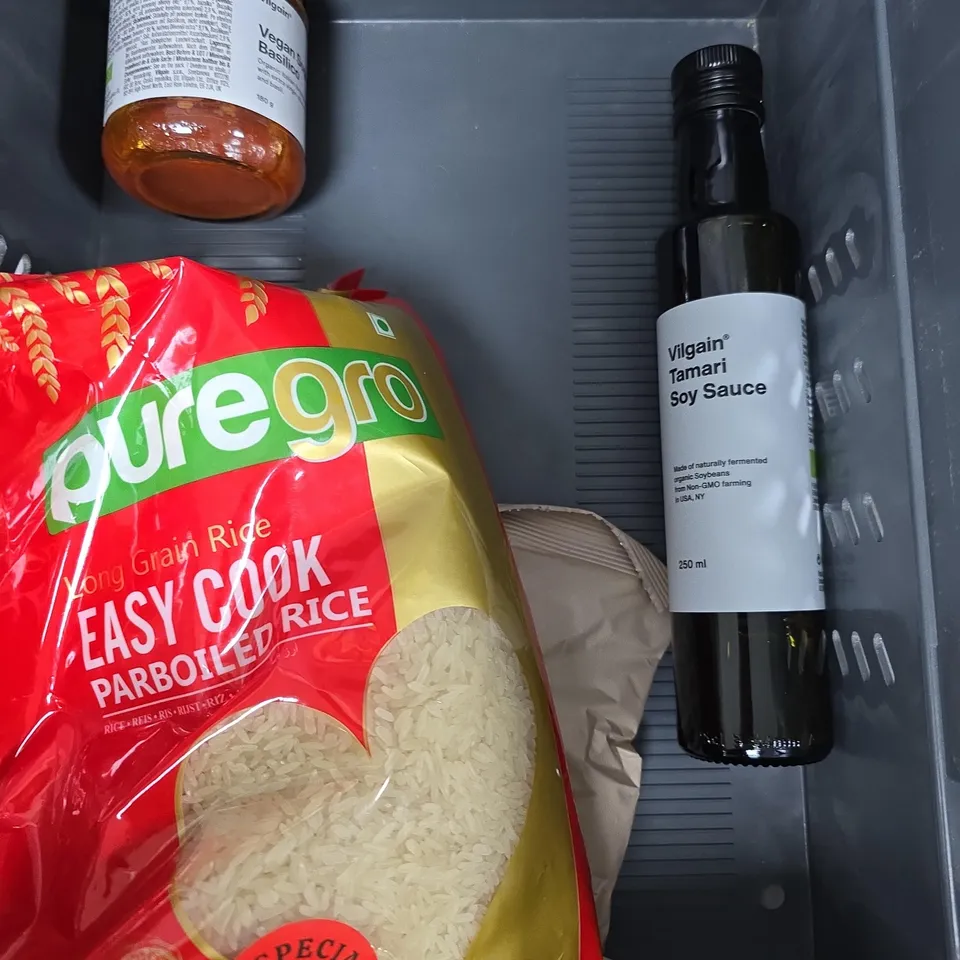 APPROXIMATELY 8 ASSORTED FOOD/DRINK PRODUCTS TO INCLUDE PUREGRO RICE, CHOCOBALLS, SOY SAUCE ETC