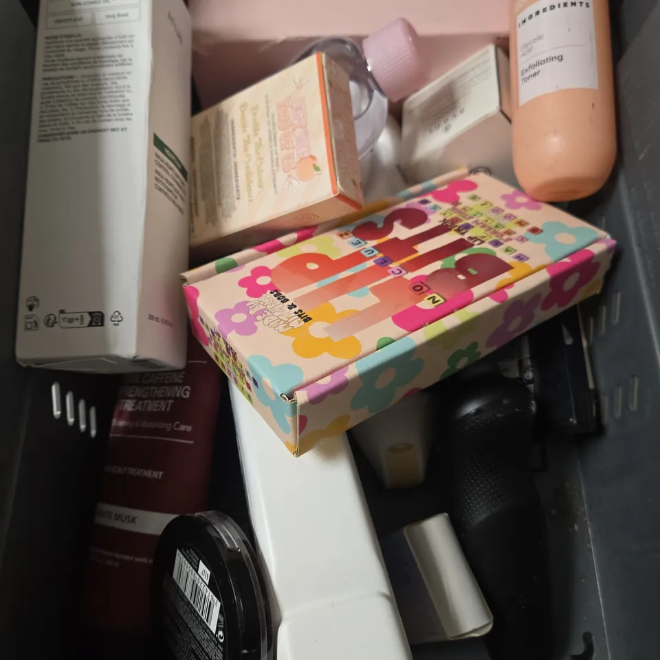 APPROXIMATELY 15 ASSORTED HEALTH & BEAUTY PRODUCTS TO INCLUDE FIRMING CREAM, CAFFEINE HAIR TREATMENT, TONER ETC