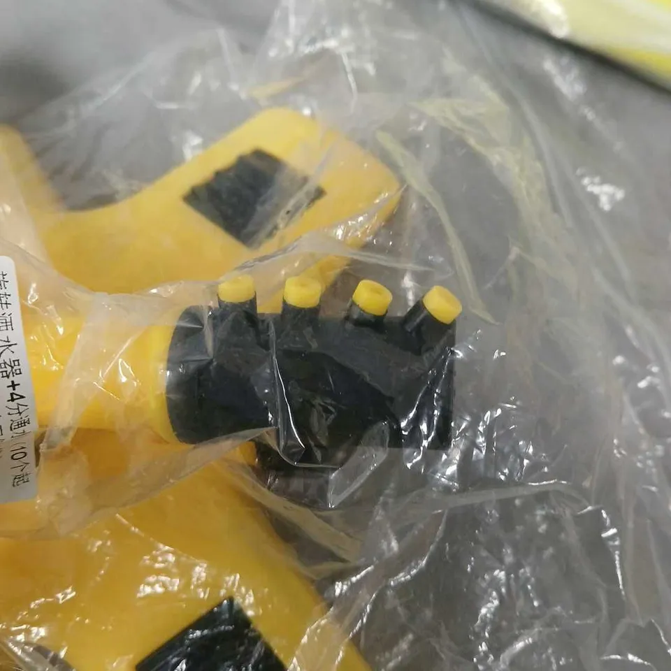 YELLOW GARDEN HOSE WITH SPRAY NOZZLE ATTACHMENTS PLUS SPRINKLER ATTACHMENTS