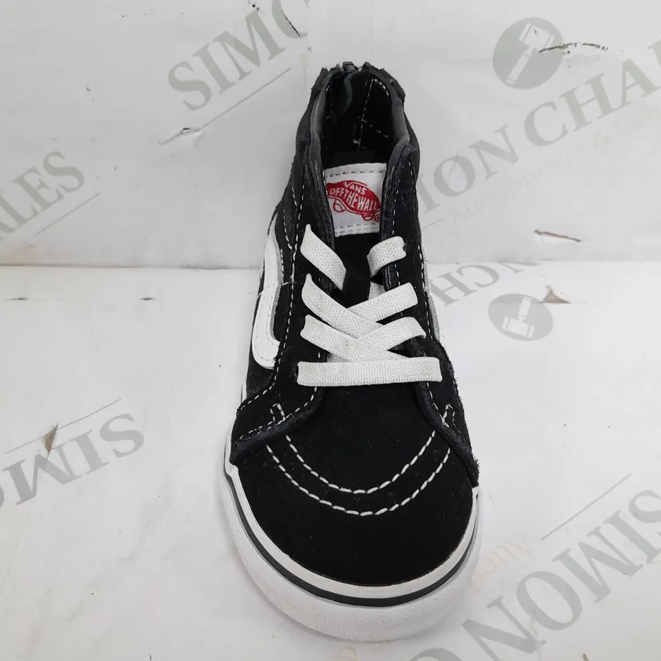 PAIR OF VANS SLIP ON KIDS SHOES IN BLACK/WHITE - UK 7