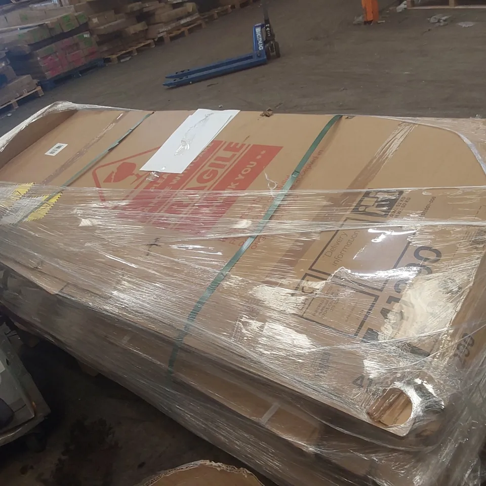 PALLET CONTAINING A VERY LARGE QUANTITY OF ASSORTED SHOWER SCREENS INCLUDING: CHROME 8MM SLIDING DOOR 1200MM, 6MM BATH SCREEN WITH TOWEL RAIL, WETROOM GLASS ECT