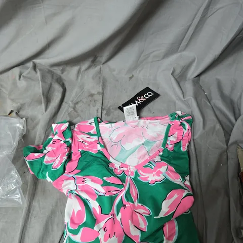 BOX OF APPROXIMATELY 50 CLOTHING ITEMS INCLUDING: KIM AND CO DRESS AND IZABELA LONDON DRESS