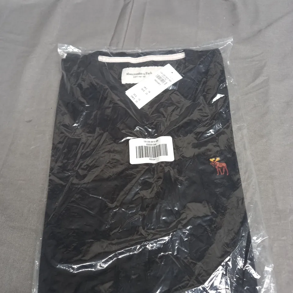 BAGGED ABERCROMBIE AND FITCH LOGO CASUAL T-SHIRT SIZE M