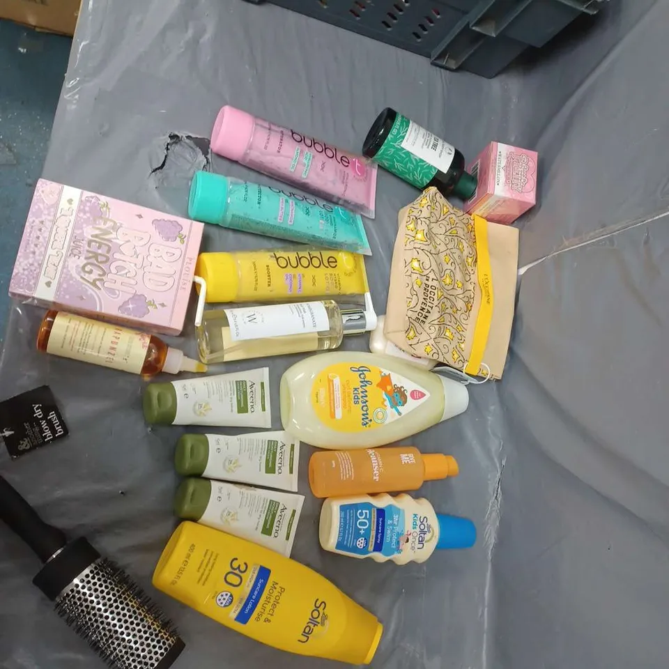 BOX OF APPROXIMATELY 12 ASSORTED COSMETIC ITEMS TO INCLUDE -PLOUISE SKIN -AVEENO HAND CREAM - JOHNSONS KIDS ETC.