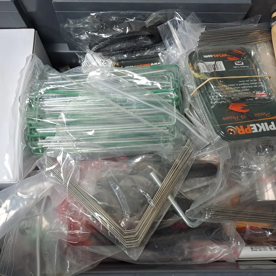 APPROXIMATELY 20 ASSORTED HOUSEHOLD ITEMS TO INCLUDE AIR UP POD, COLOURED PENS, STRING, ETC