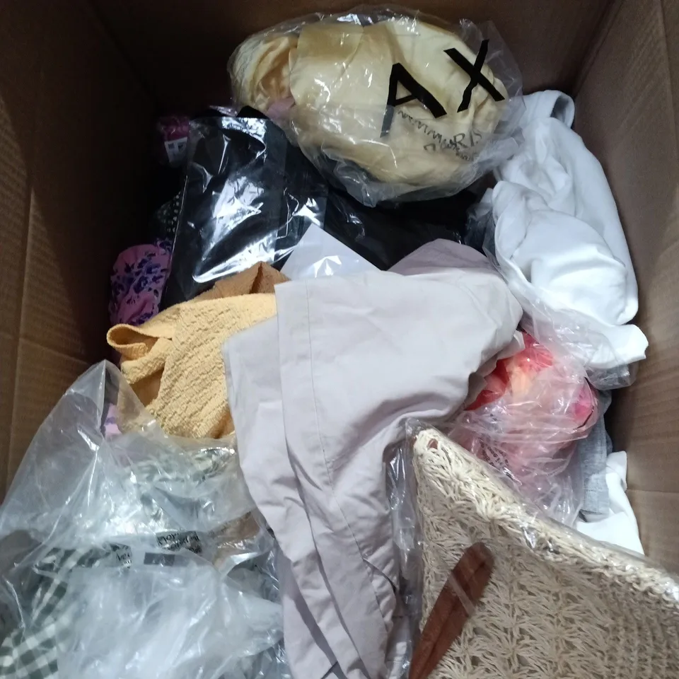 BOX OF APPROXIMATELY 25 ASSORTED CLOTHING ITEMS TO INCLUDE JEANS ETC