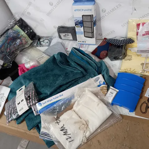 BOX OF ASSORTED ITEMS TO INCLUDE: KITCHEN SCISSORS, SET OF THREE GREEN DUNELM CUSHION COVERS, SELF WIPE TOILET AID ETC