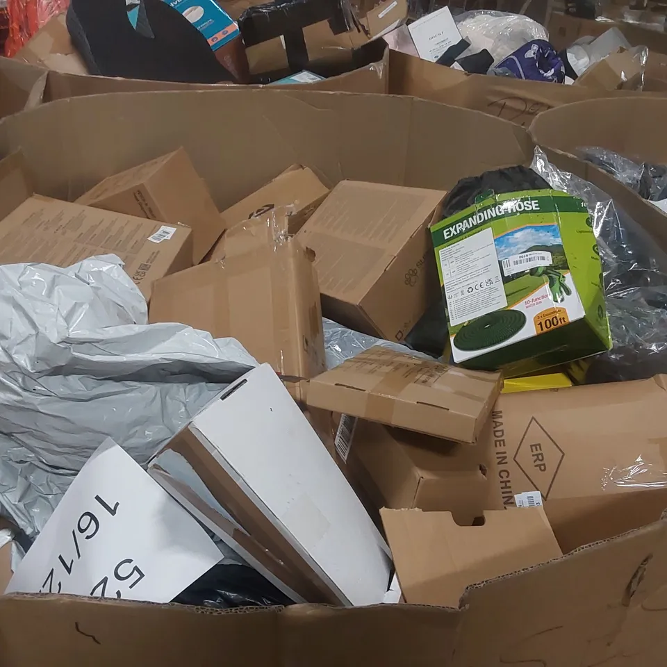 PALLET CONTAINING A LARGE QUANTITY OF ASSORTED HOSE PIPES, POOL INFLATABLES ECT