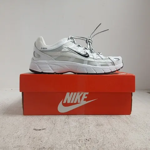 BOXED PAIR OF NIKE P-6000 TRAINERS IN WHITE/SILVER SIZE UK 3.5
