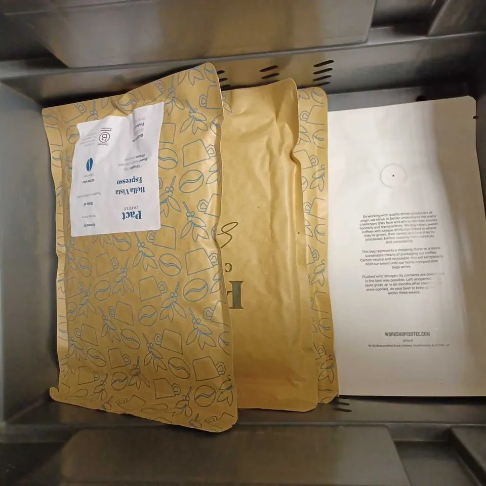 BOX OF APPROX 8 ITEMS TO INCLUDE GRIND COMPOSTABLE COFFEE PODS, PACT COLUMBIAN COFFEE, WORKSHOP ESPRESSO COFFEE
