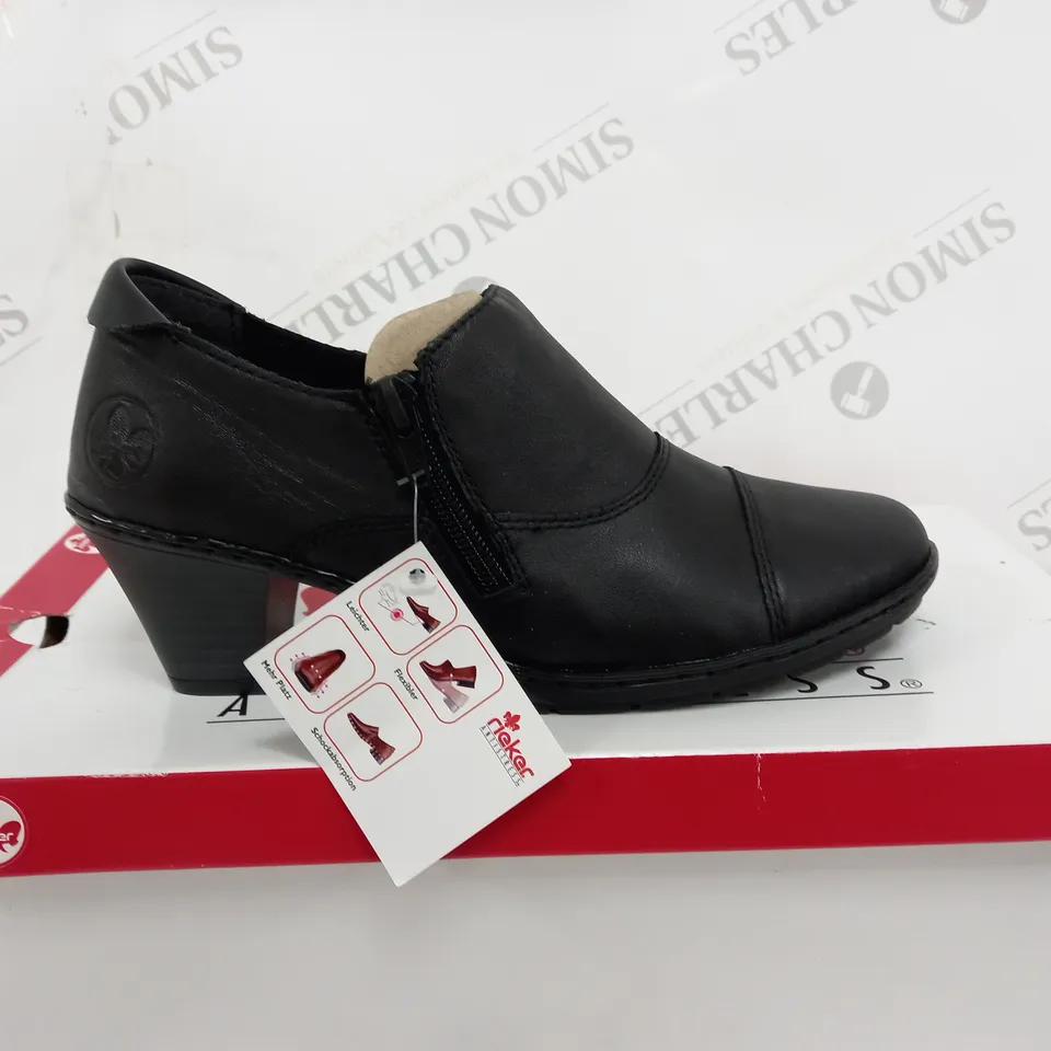 BOXED PAIR OF RIEKER ANTISTRESS BOOT BLACK SIZE 5 