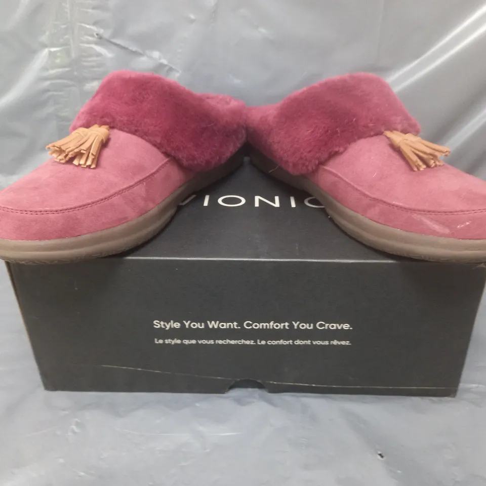 BOXED PAIR OF VIONIC SLIPPERS IN SHIRAZ SIZE 7