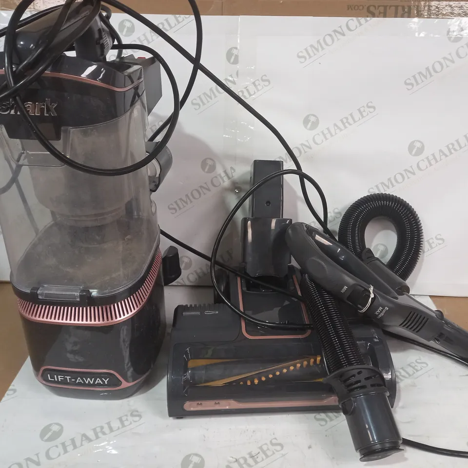 OUTLET SHARK ANTI HAIR WRAP UPRIGHT PET-HAIR VACUUM