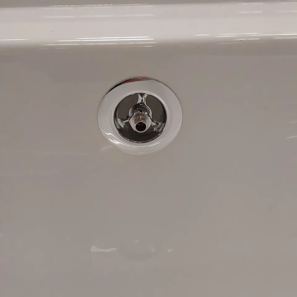 DESIGNER BATH IN WHITE WITH CLICK WASTE