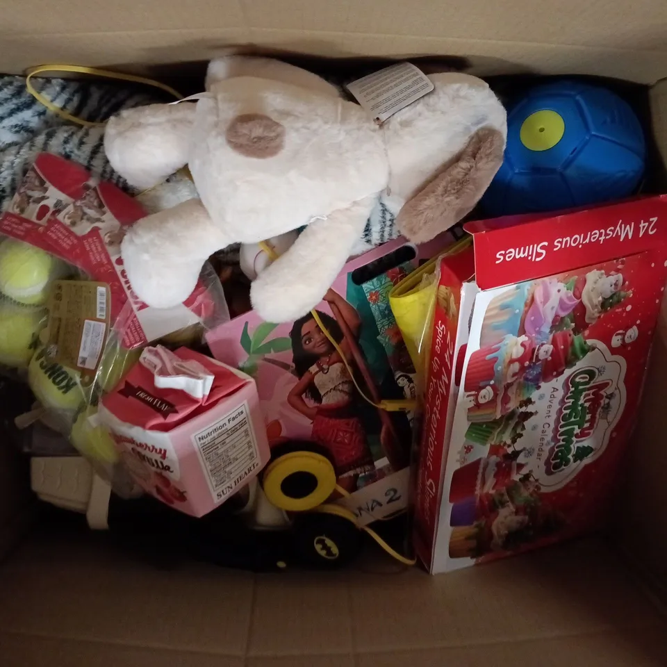 LARGE QUANTITY OF ASSORTED TOYS AND GAMES TO INCLUDE - HEADPHONES, TEDDIES AND TENNIS BALLS