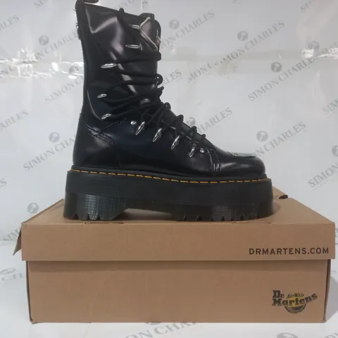 BOXED PAIR OF DR MARTENS JADON HI LTT MAX BOOTS IN BLACK UK SIZE 7