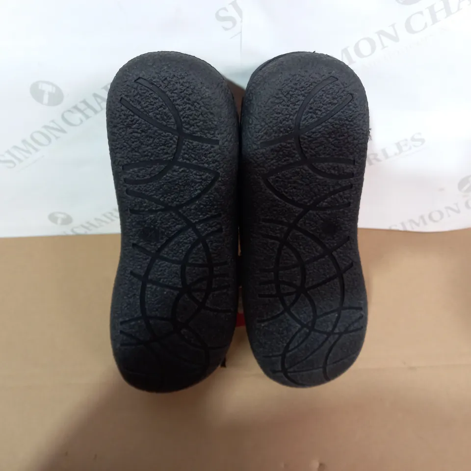BOXED PAIR OF ARSENAL BLACK SLIPPERS SIZE 9/10