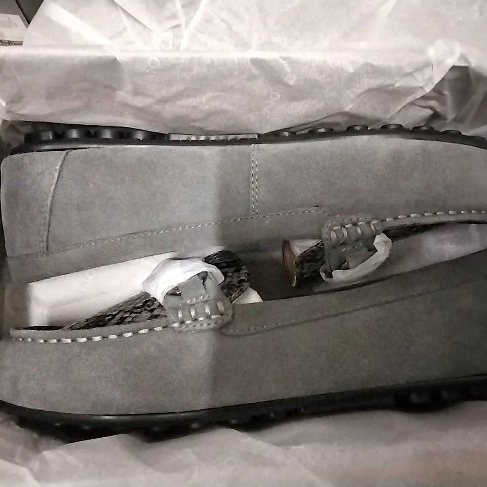 3 SHOE BOXES OF VIONIC SHOES INCLUDING WHITE JOJO OMBRE TRAINERS SIZE 5.5, 2 × HONOR DAYNA GREY LOAFERS SIZE 6