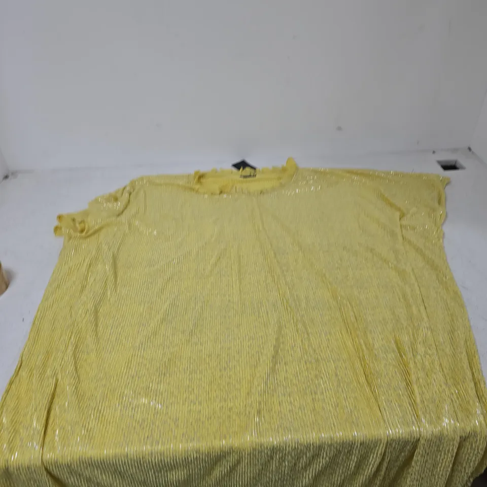 BOX OF APPROXIMATELY 40 ASSORTED CLOTHING ITEMS TO INCLUDE: TAMSY BLOUSE