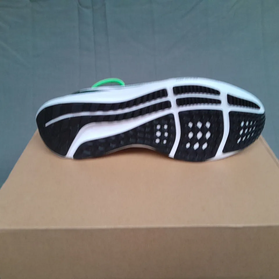 BOXED PAIR OF NIKE ZOOM PEGASUS 40 LFC SIZE UK 8 