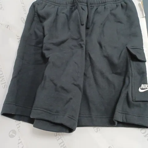 NIKE STANDARD FIT AT KNEE LENGTH IN BLACK - LARGE