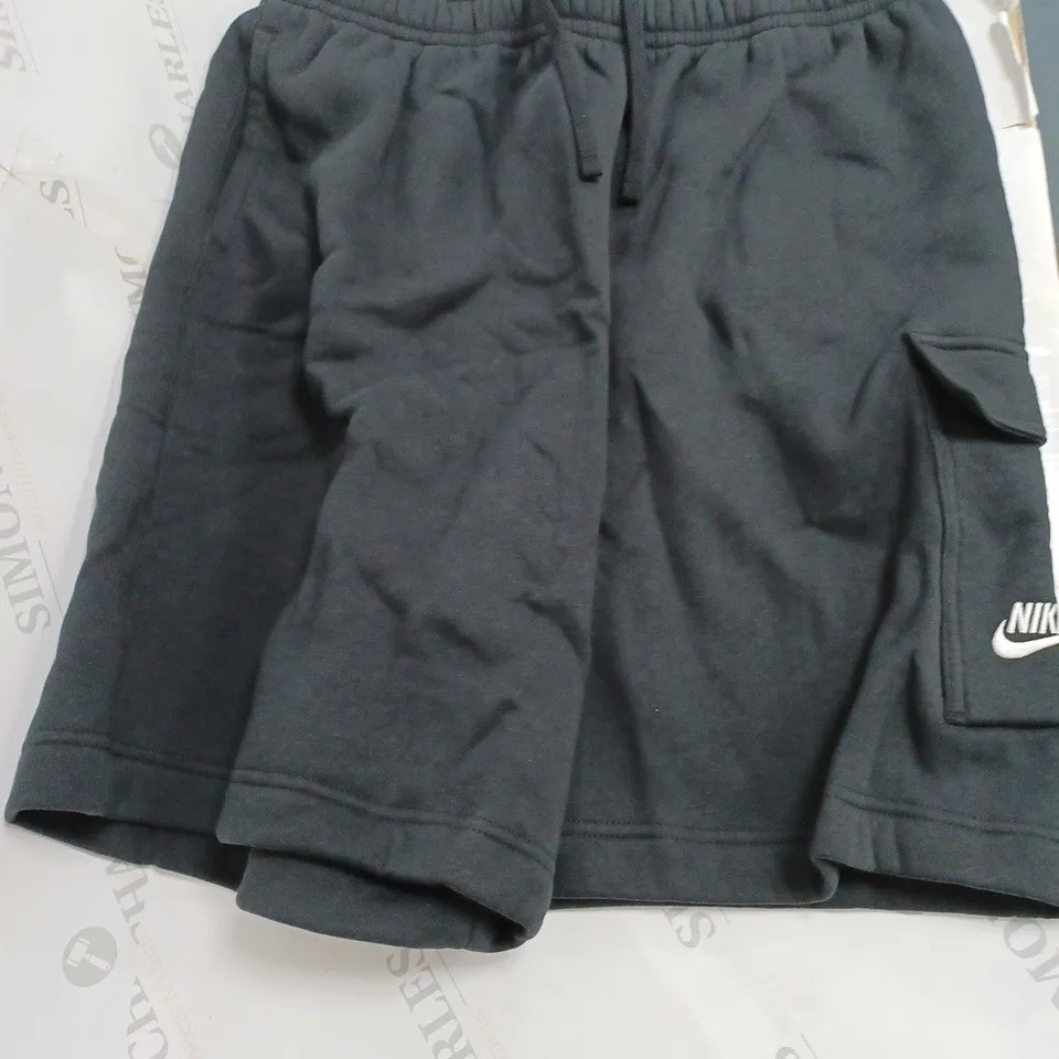 NIKE STANDARD FIT AT KNEE LENGTH IN BLACK - LARGE