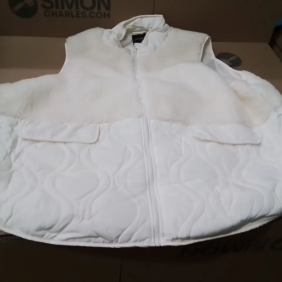 BOXED BRAND NEW APPROXIMATELY 7 JD WILLIAMS BORG GILLET CREAM SIZE 30
