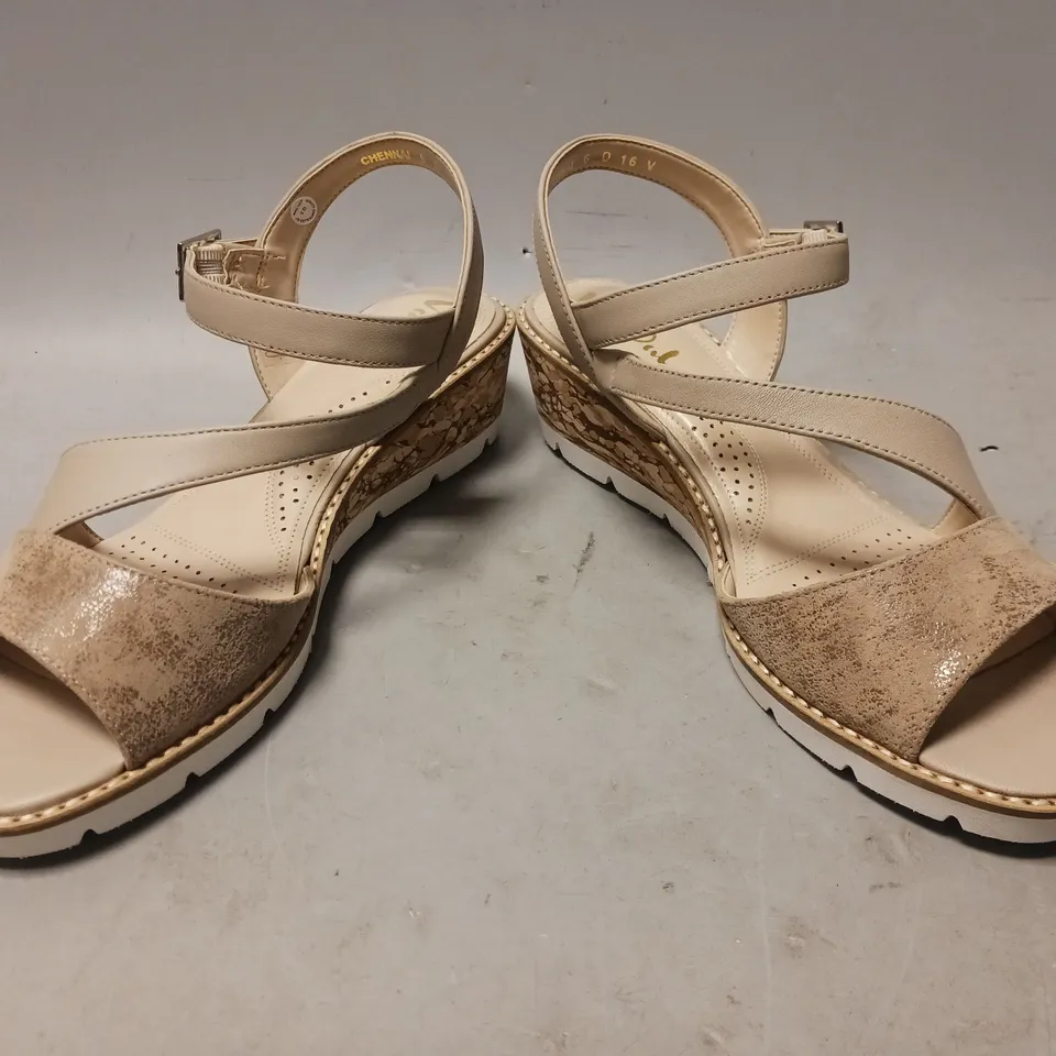 BOXED PAIR OF VAN-DAL OPEN TOE LOW WEDGE SANDALS IN TAUPE SIZE 6