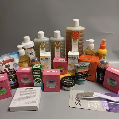 APPROXIMATELY 20 ASSORTED COSMETICS ITEMS TO INCLUDE AVON SENSES BUBBLE BATH (1L), GARNIER SKINACTIVE VITAMIN C SERUM (30ml), CLEAR ESSENCE COMPLEXION SOAP (150gm), ETC