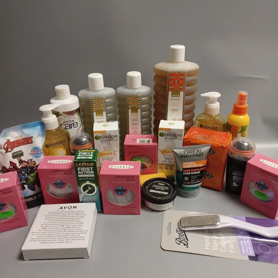 APPROXIMATELY 20 ASSORTED COSMETICS ITEMS TO INCLUDE AVON SENSES BUBBLE BATH (1L), GARNIER SKINACTIVE VITAMIN C SERUM (30ml), CLEAR ESSENCE COMPLEXION SOAP (150gm), ETC