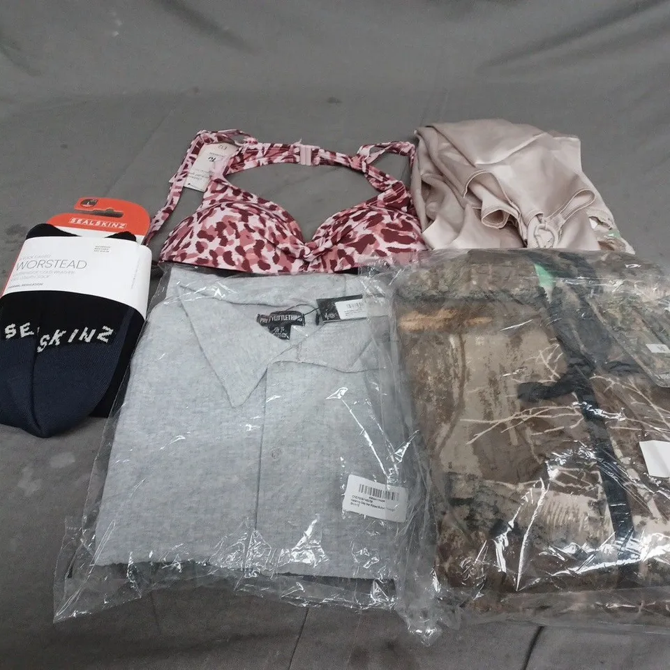 BOX OF APPROXIMATELY 20 ASSORTED CLOTHING ITEMS TO INCLUDE - SWIMMING TOP , KNEE LENGTH SOCK , TOP ETC