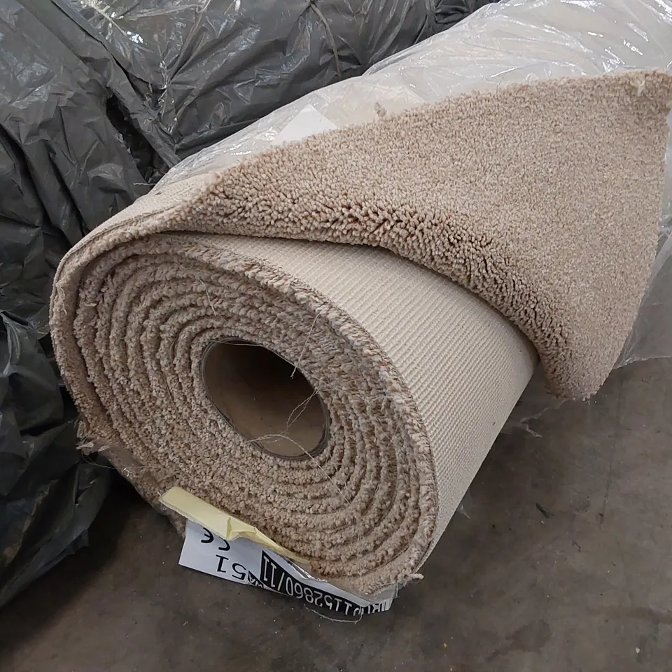 ROLL OF QUALITY AB HERITAGE EXQUISITE CARPET // SIZE: APPROX. 4 X 6.4m