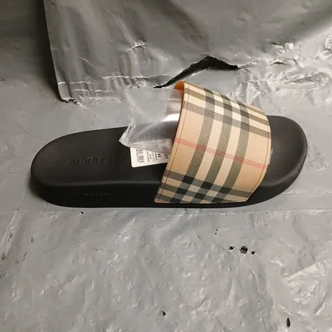 PAIR OF BURBERRY OPEN TOE SANDALS - 6.5