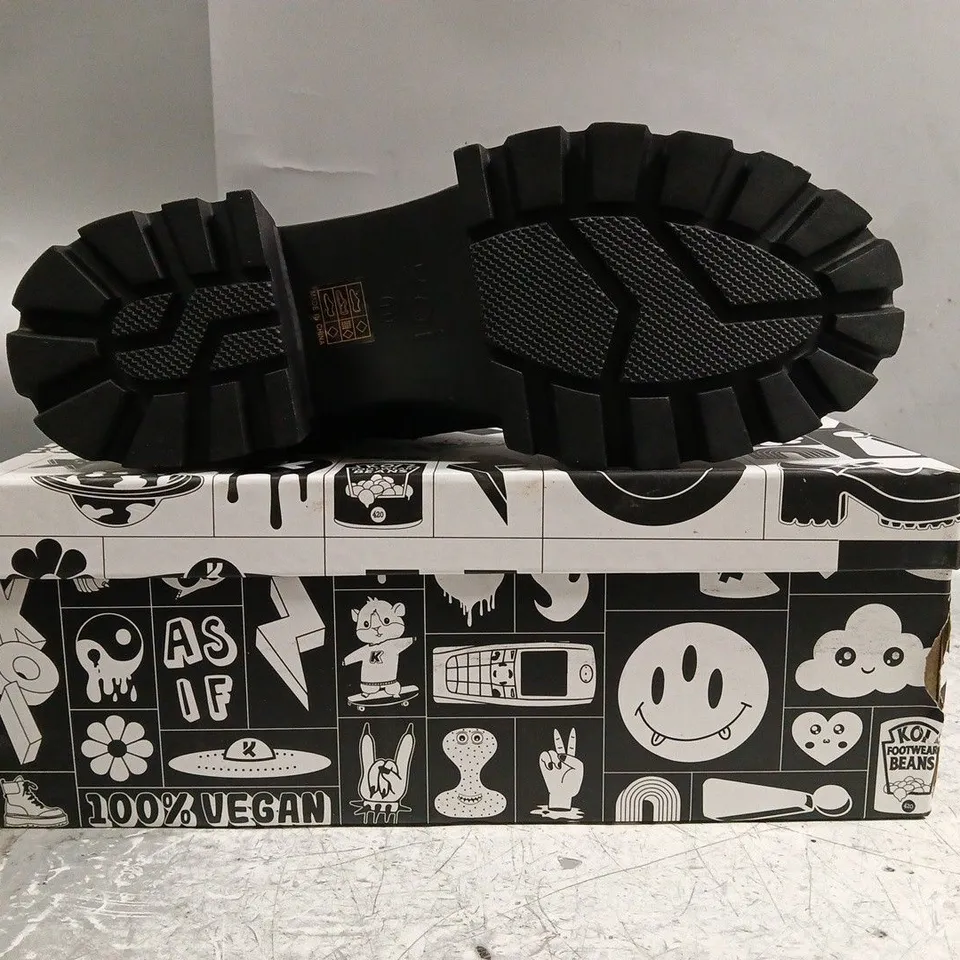BOXED PAIR OF KOI VADER MEN'S PADDED CROFT BOOTS IN BLACK SIZE UK 11