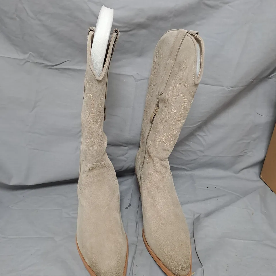WOMEN'S TAUPE SUEDE KNEE-HIGH BOOTS WITH SIDE ZIP