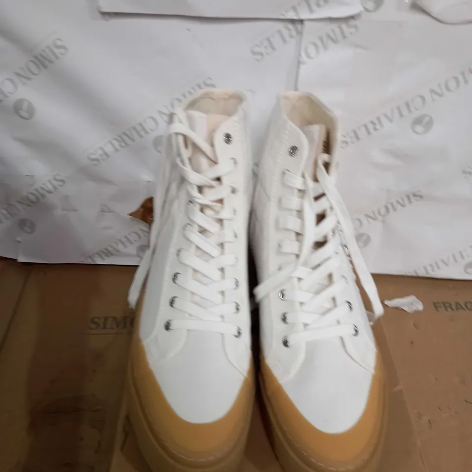BOXED PAIR OF HIGH TOP CHUNKY SHOE SIZE 11