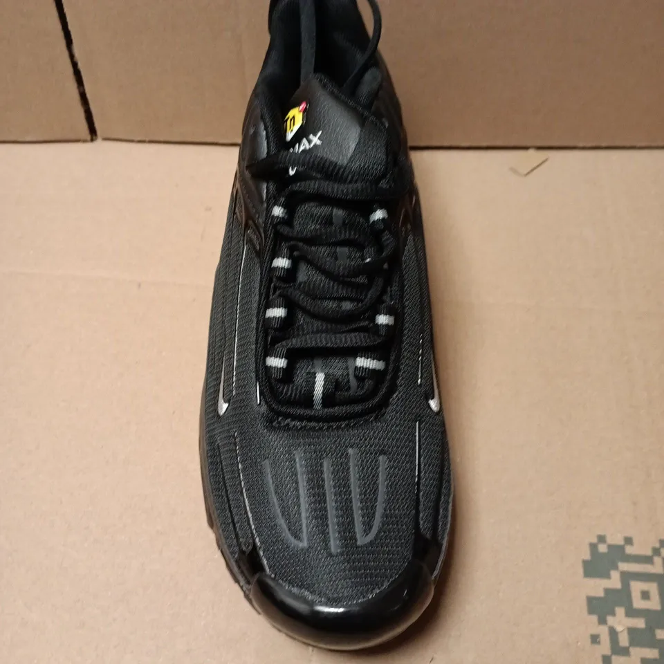 UNBOXED PAIR OF NIKE AIR MAX PLUS TRAINERS IN BLACK - UK 7