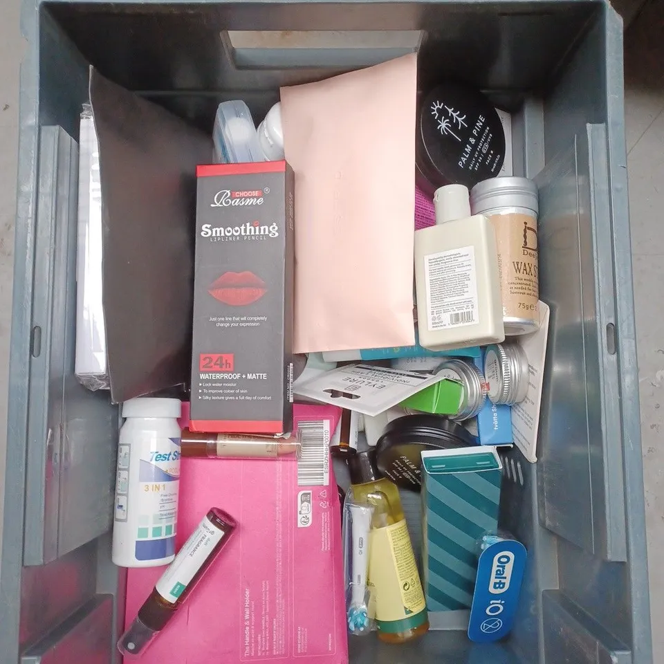 APPROXIMATELY 20 ASSORTED COSMETIC PRODUCTS TO INCLUDE THE BODY SHOP BLUE MUSK ZEST, ST TROPEZ BRONZING MOUSSE AND MAX FACTOR FOUNDATION