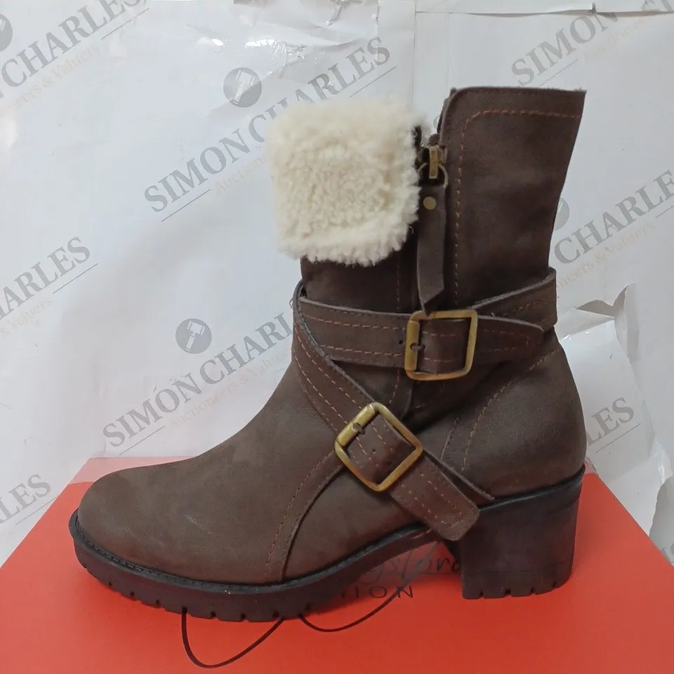 BOXED RUTH LANGSFORD CASUAL BOOTS, OAK - SIZE 4 