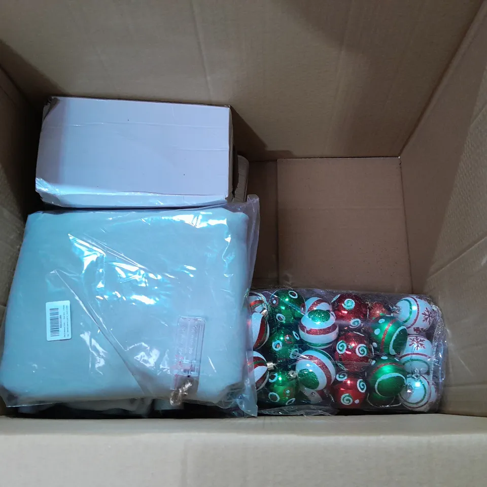 APPROX 10 HOUSEHOLD ITEMS TO INCLUDE KITCHEN ROLL, CHRISTMAS WREATH, BAUBLES 