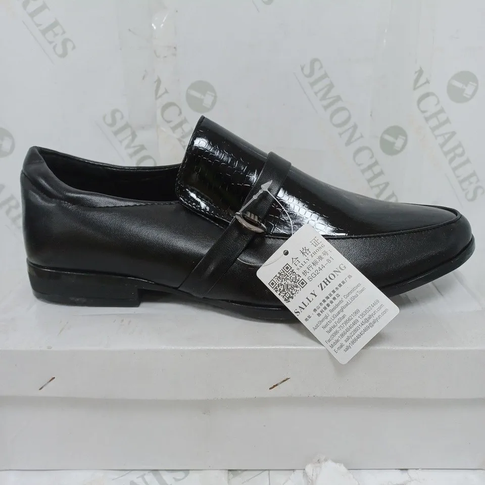 BOX OF APPROXIMATELY 12 PAIRS OF SHOES TO INCLUDE LOW BLACK SHOES, GEM HEELS, LOW GOLD HEELS ETC